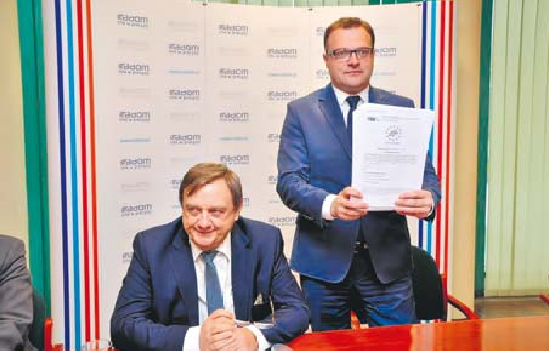 Podpisanie umowy nastąpiło jesienią 2015 roku. Od prawej: Prezydent Radomia Radosław
Witkowski i Prezes Wodociągów Miejskich Leszek Trzeciak